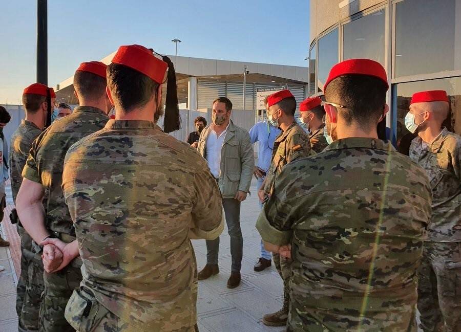 Abascal, este miércoles conversando con militares españoles en Algeciras.