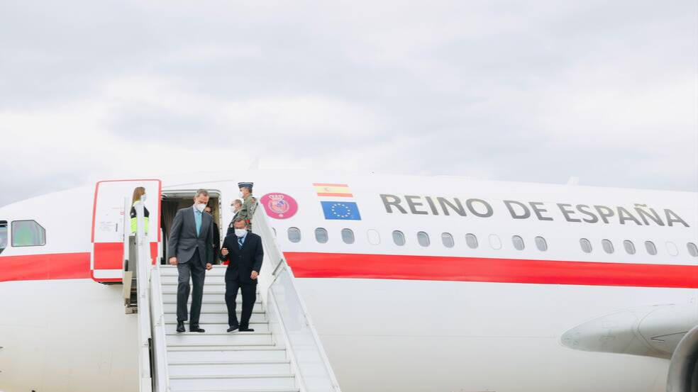 El Rey Felipe, en el avión que le llevó a Quito