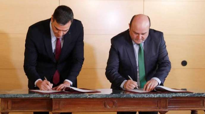 Sánchez y Ortuzar suscribiendo el pacto de investidura del líder del PSOE.