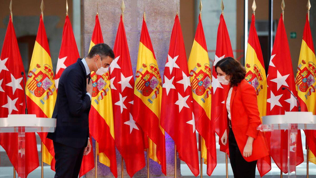 Sánchez y Díaz Ayuso durante la llamada cumbre de las banderas.