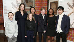 Los hijos de Angelina Jolie y Brad Pitt en un evento con la actriz. GETTY