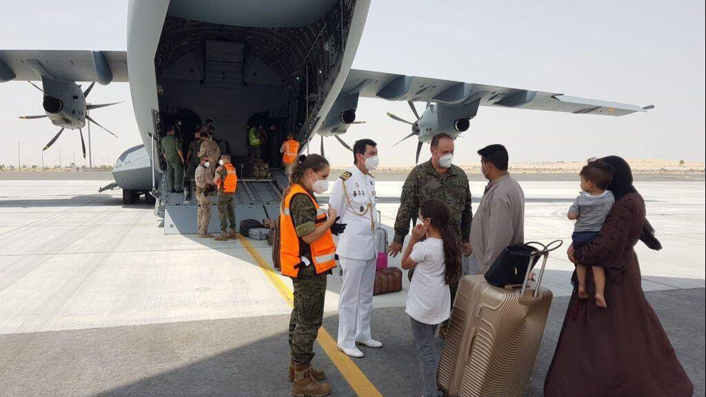 Un grupo de afganos a su llegada a Dubái