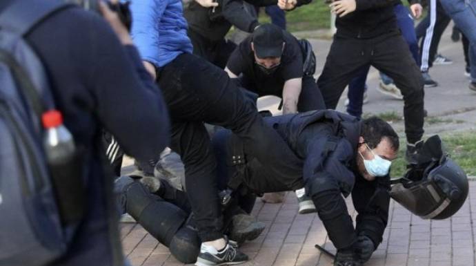Un policía antidisturbios apaleado por radicales ultraizquierdistas en Vallecas.