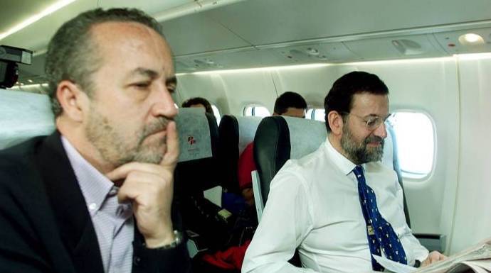 Arriola, en primer plano, en un viaje con Rajoy.