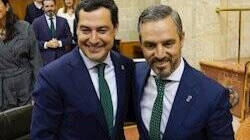 El presidente de la Junta de Andalucía y del PP-A, Juanma Moreno, junto al consejero de Hacienda, Juan Bravo.