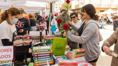 Éxito de visitantes y ventas en “el mejor Sant Jordi de la historia” para los libreros