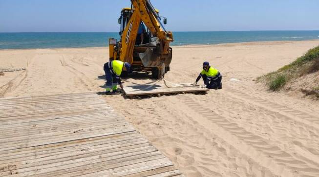 Inicio del montaje de las instalaciones en la playa de Xeraco. 