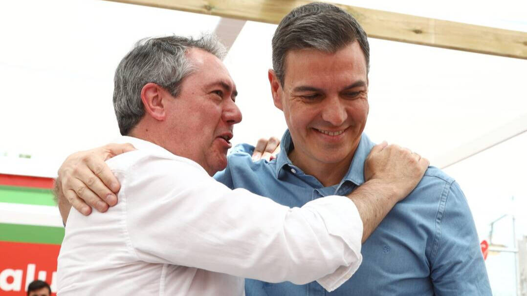 Pedro Sánchez y Juan Espadas se abrazan en el último mitin del PSOE que celebraron el pasado domingo en Jaén.