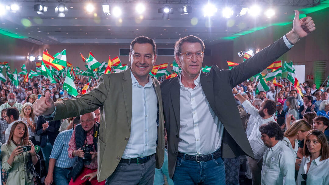 El presidente del PP-A y candidato a la reelección como presidente de la Junta de Andalucía, Juanma Moreno, y el presidente del Partido Popular, Alberto Núñez Feijóo en Sevilla.