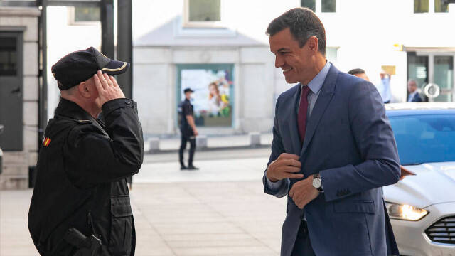 Pedro Sánchez saluda a un policía este miércoles a su llegada al Congreso.