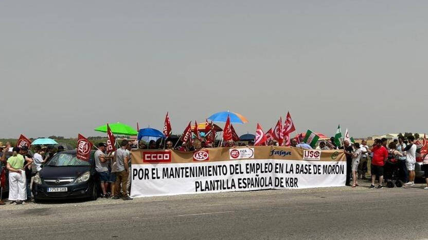 Protesta por los despidos en la base aérea de Morón de la Frontera, en Sevilla.