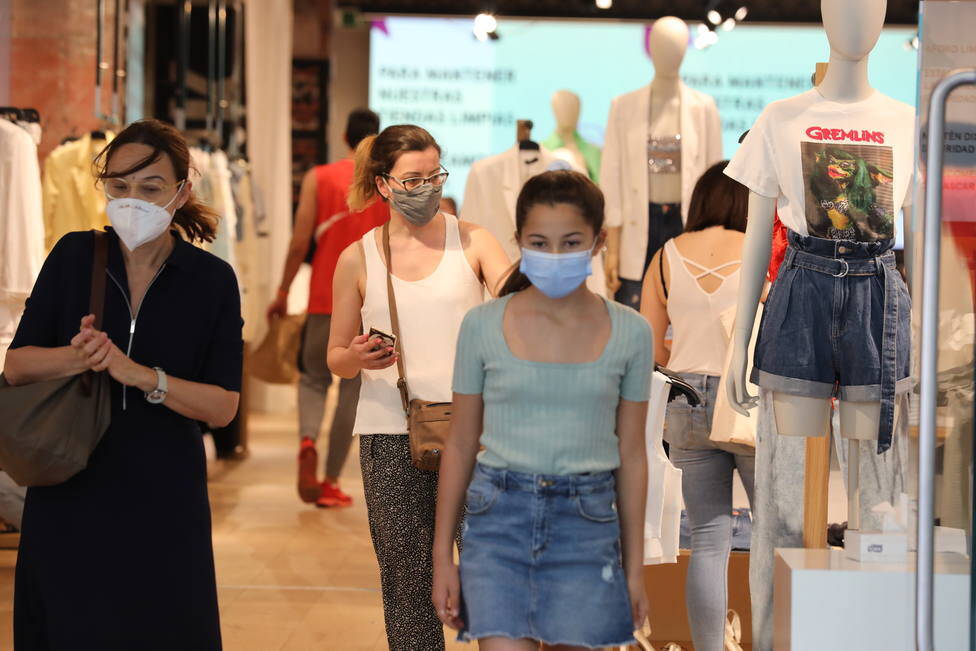 Imagen de un centro comercial con personas utilizando la mascarilla en su interior - ARCHIVO