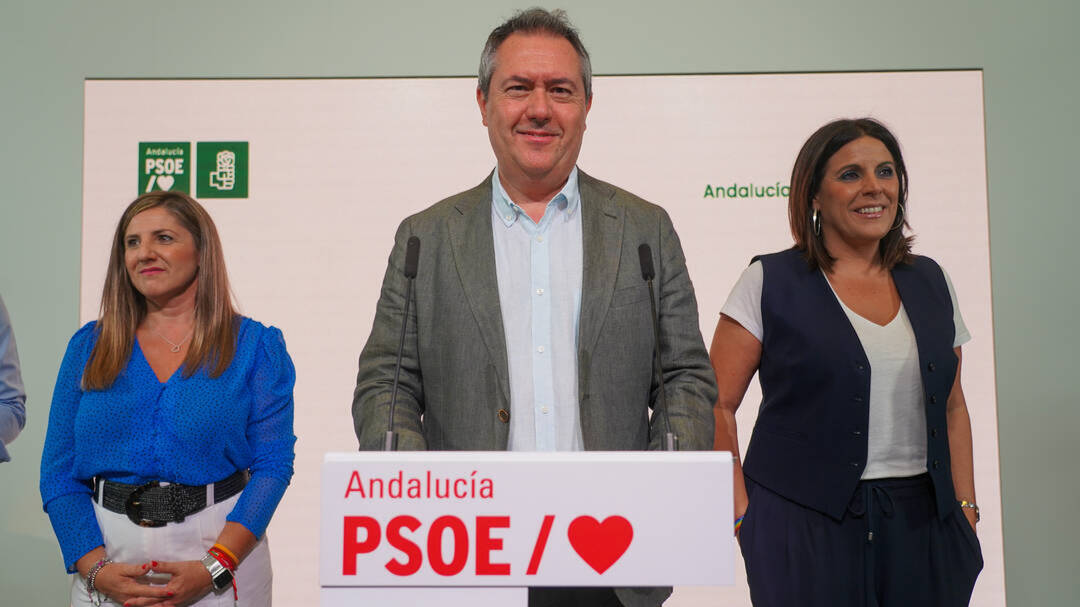 El secretario general del PSOE-A, Juan Espadas, en la sede en Sevilla. A la derecha de la imagen la portavoz Ángeles Férriz.
