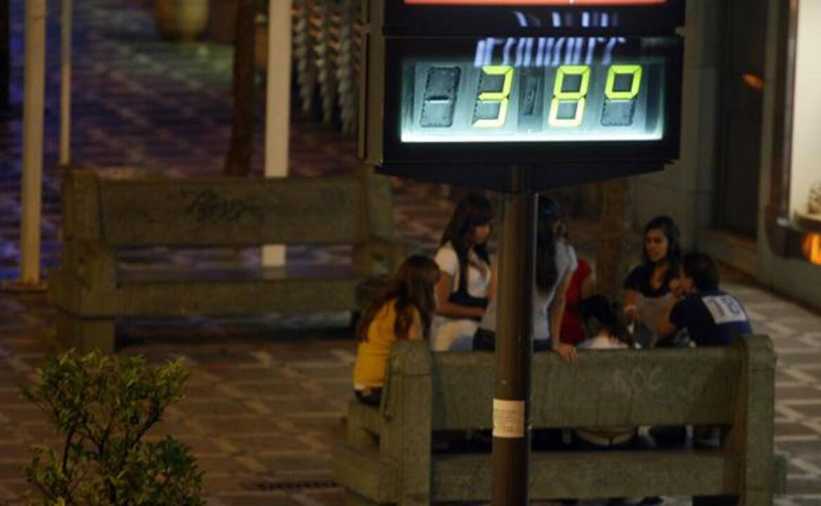 Imagen archivo de un termómetro en València durante la noche. 