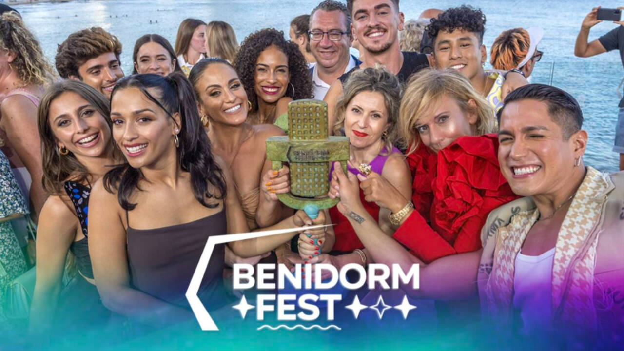 Chanel con el trofeo del Benidorm Fest 2021