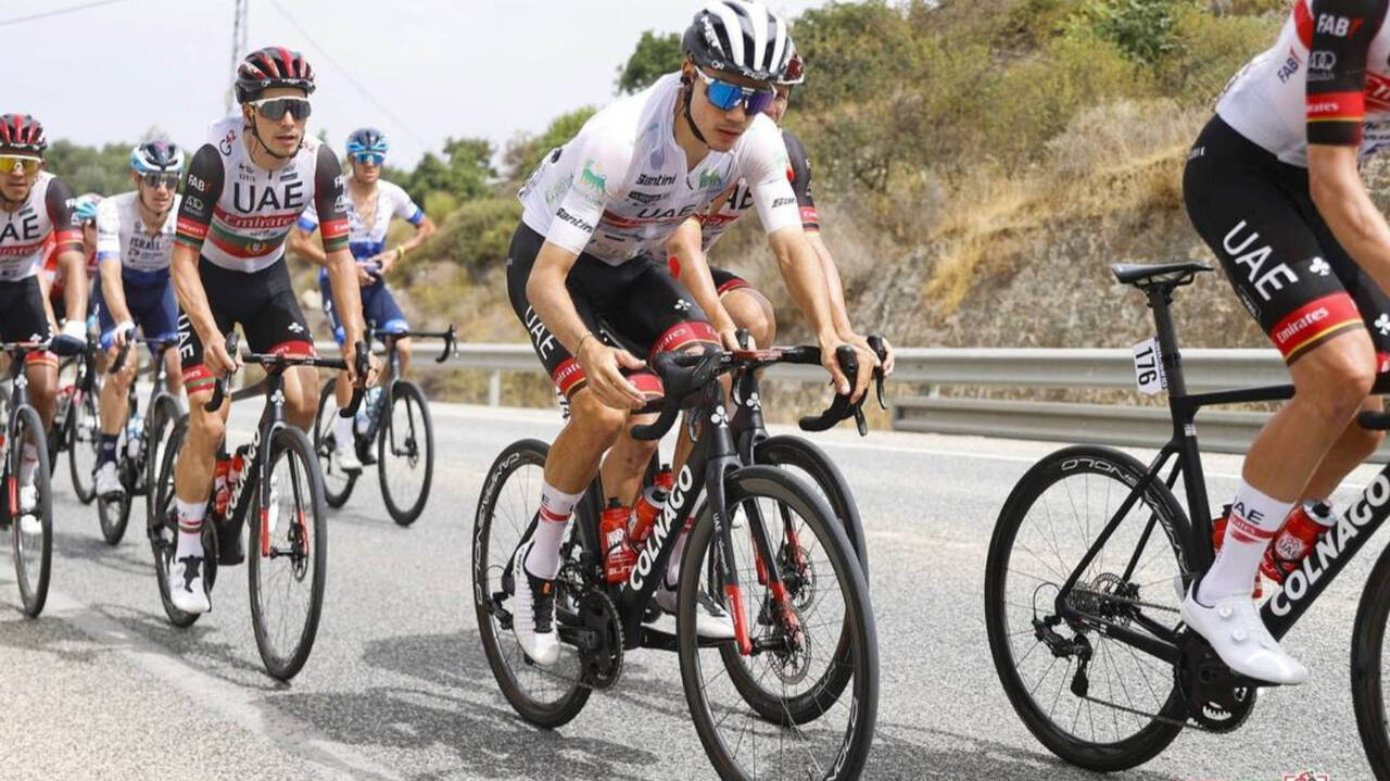 Juan Ayuso, en el centro de la imagen, durante una etapa de la Vuelta a España