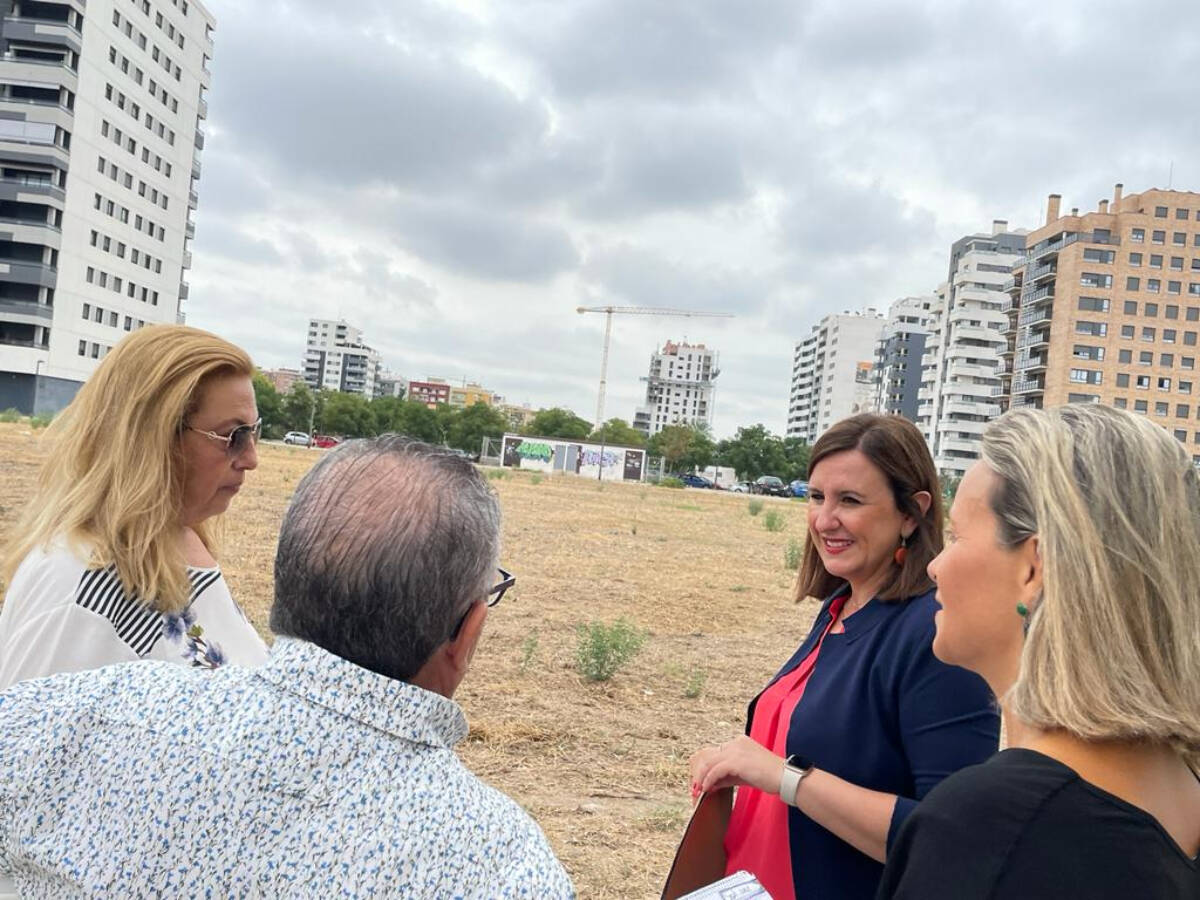 La portavoz del PP, María José Catalá, visita el solar del barrio de Malilla donde debía estar construido un colegio público desde hace siete años.