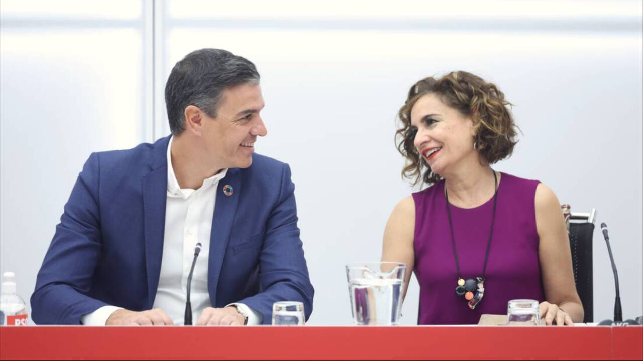 El secretario general del PSOE y presidente del Gobierno, Pedro Sánchez, junto a la número2 del partido y ministra de Hacienda, María Jesús Montero.