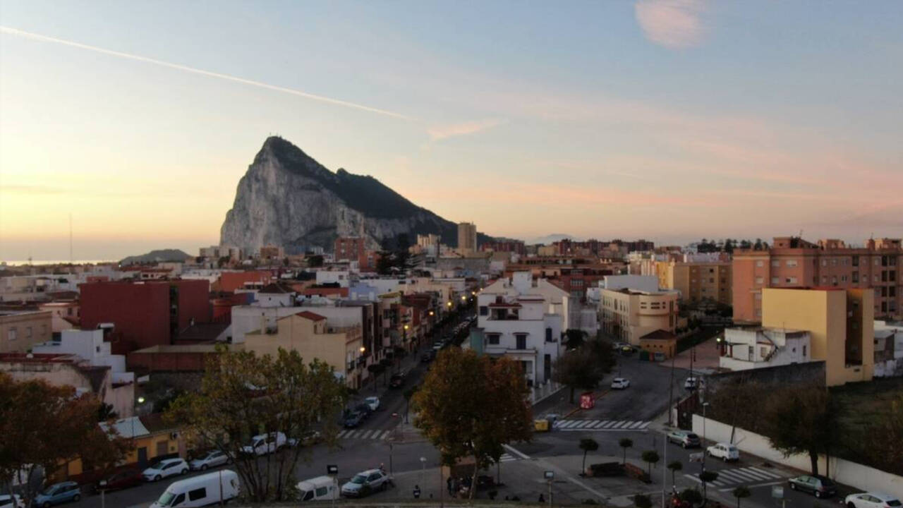 Vista del Peñón de Gibraltar desde La Línea de la Concepción (Cádiz).