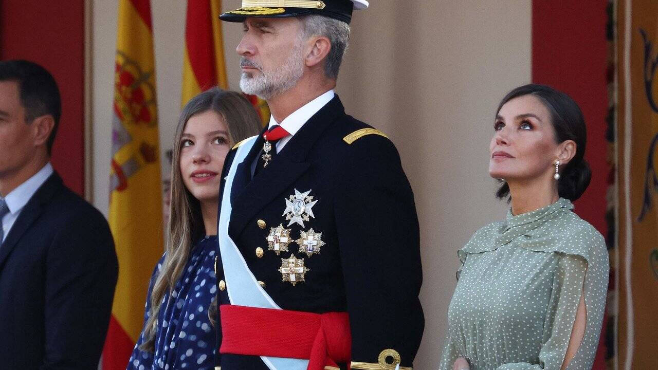 Los Reyes junto a la Infanta Sofía durante el desfile del 12O.