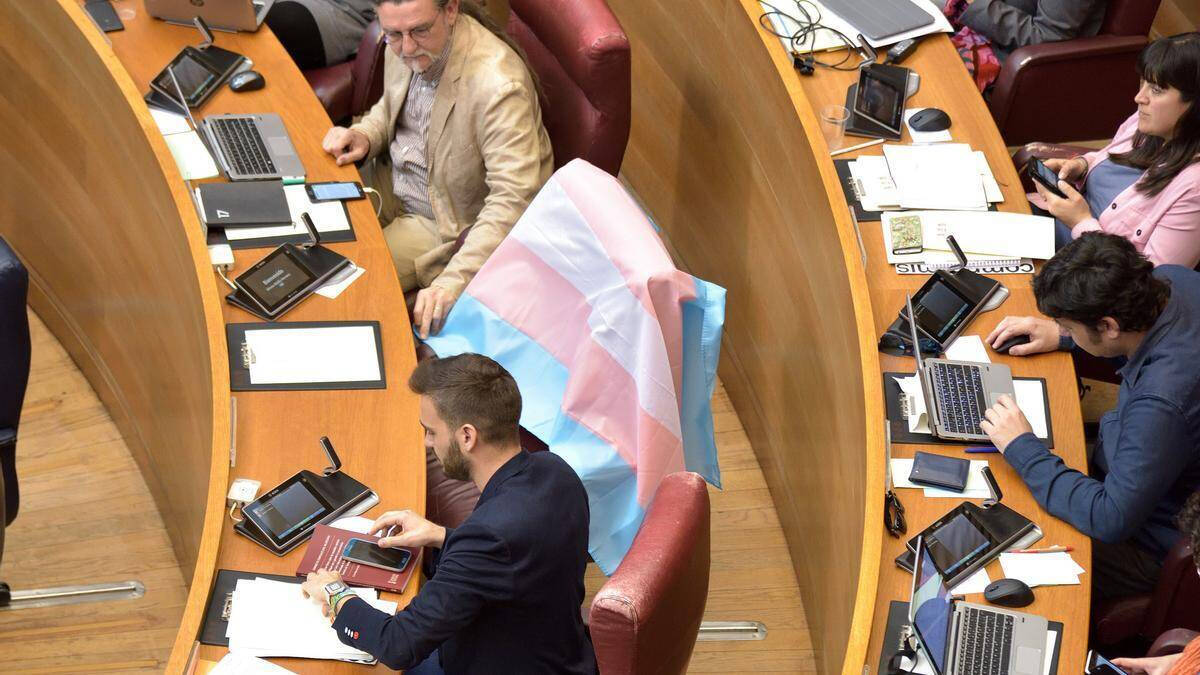 Bandera trans en la bancada de Compromís en las Cortes Valencianas