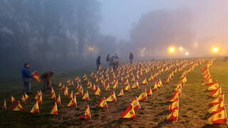 Vox recuerda en Vitoria los crímenes sin resolver de ETA con cientos de banderas