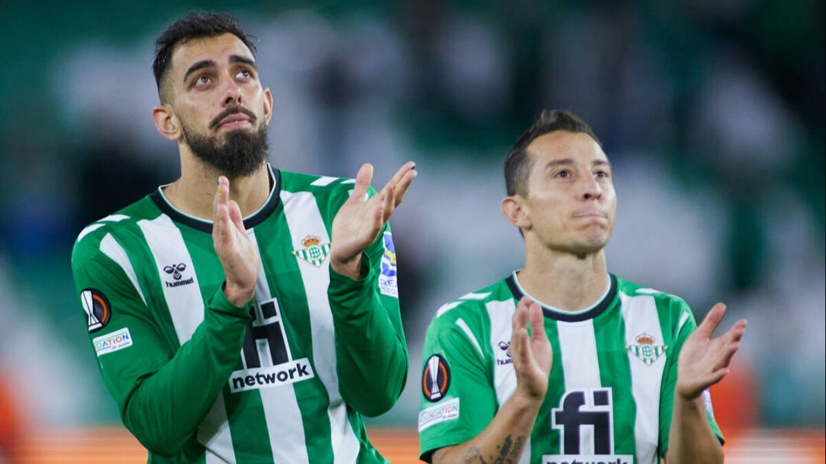 Borja Iglesias, a la izquierda, en un partido reciente con la camiseta del Betis. 
