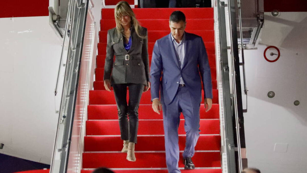 Pedro Sánchez y Begoña Gómez, bajando por la escalerilla del avión a su llegada a Bali