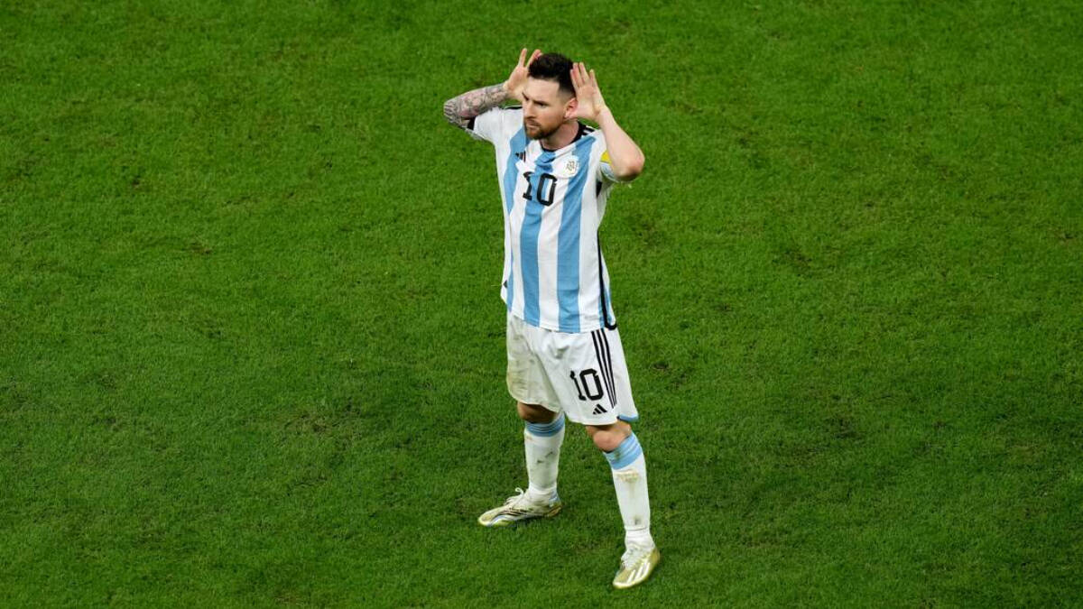 Leo Messi celebra su gol delante del banquillo de Países Bajos.