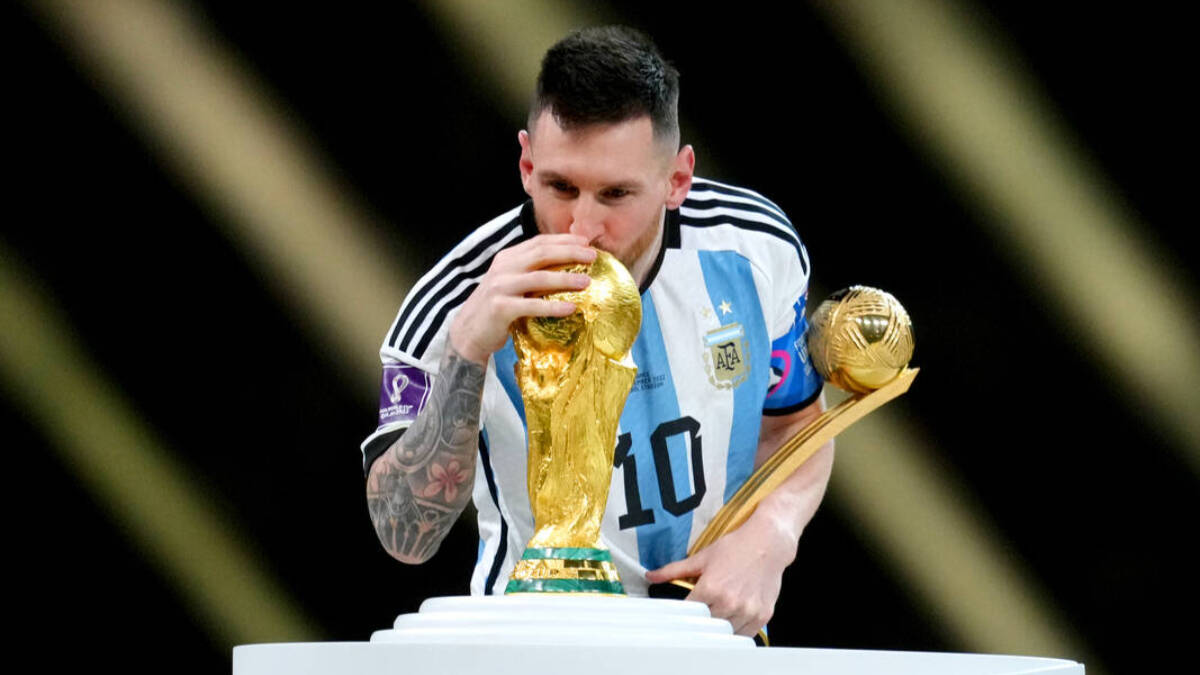 Leo Messi besa la Copa del Mundo.