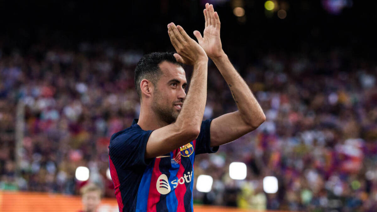 Sergio Busquets aplaude al Camp Nou.