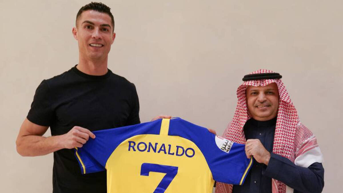 Cristiano Ronaldo posa con la camiseta del Al Nassr.