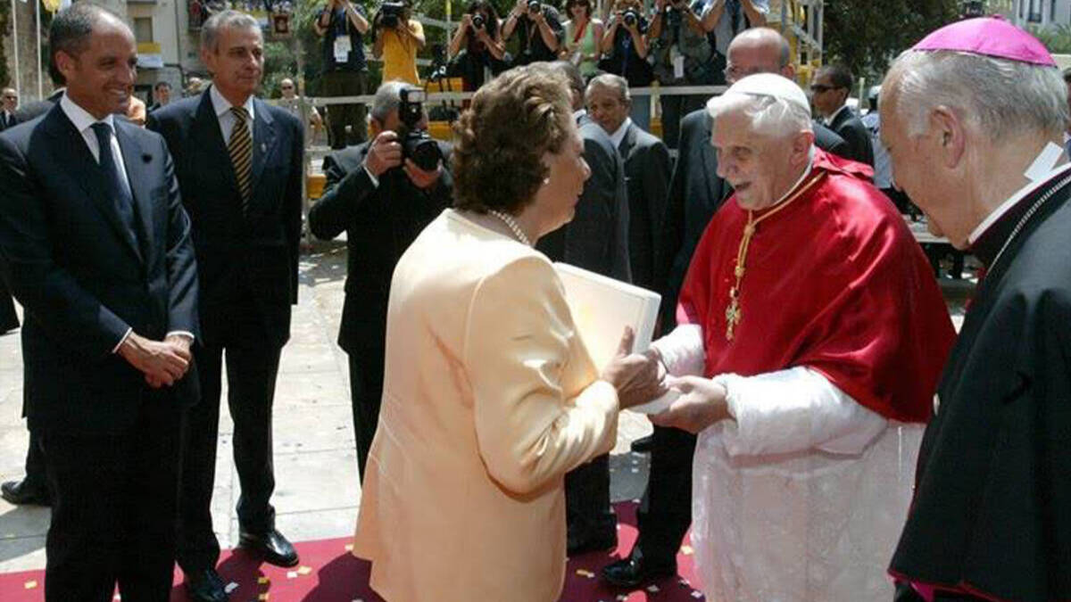 Rita Barberá saluda a Benedicto XVI en la Plaza de la Virgen de Valencia