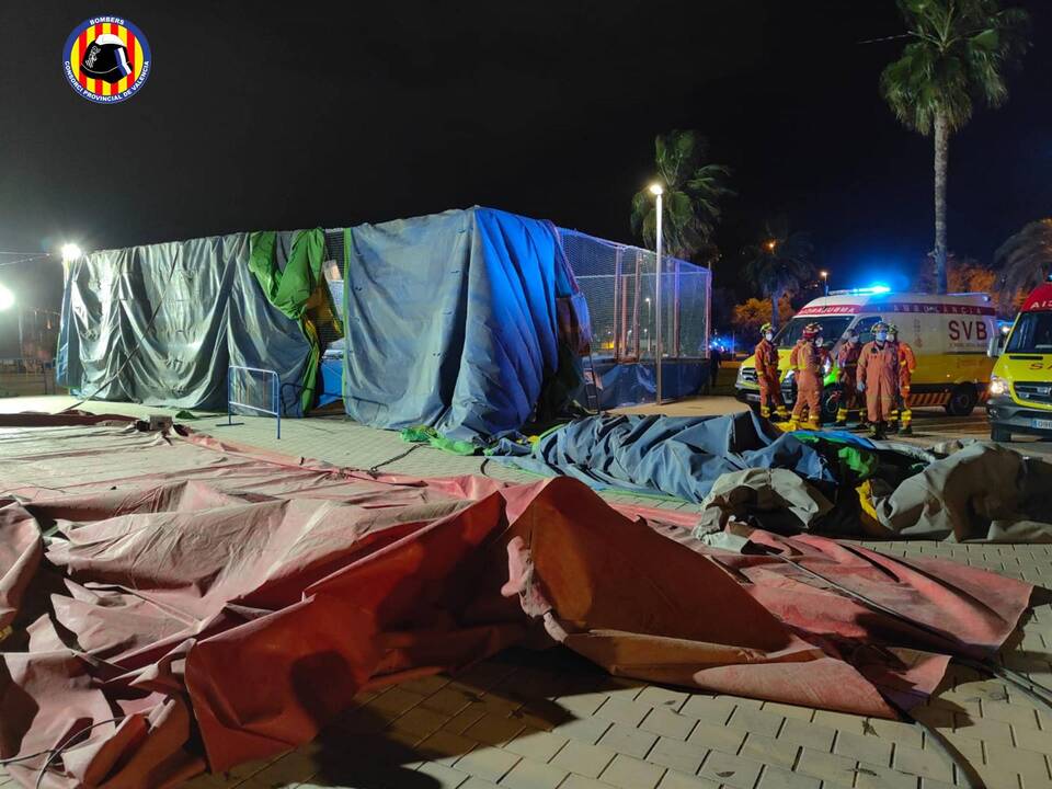 Bomberos junto al hinchable levantado por el viento en la Feria de Mislata - CONSORCIO BOMBEROS 