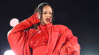 Las curvas de Rihanna a 15 metros de altura deslumbran a sus 34 primaveras