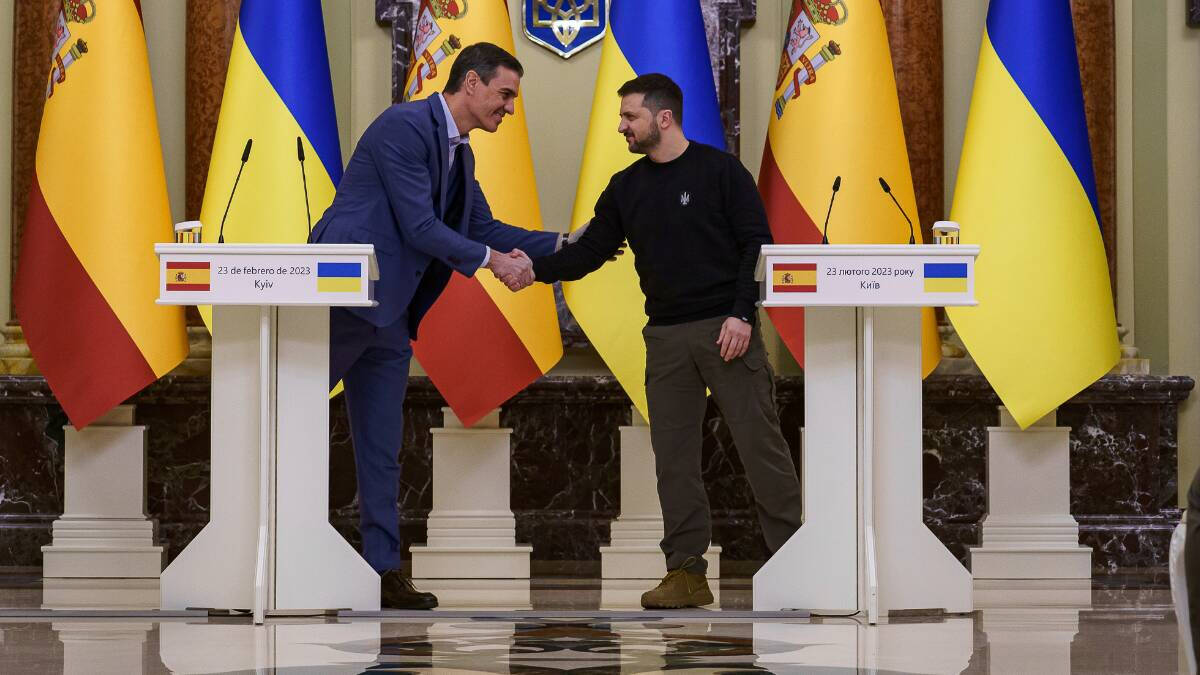 El presidente del Gobierno de España, Pedro Sánchez, y el presidente de Ucrania, Volodimir Zelenski.