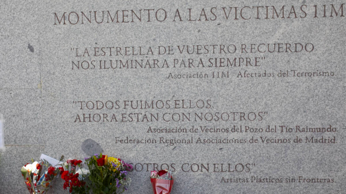 Placa que recuerda las víctimas del 11-M.