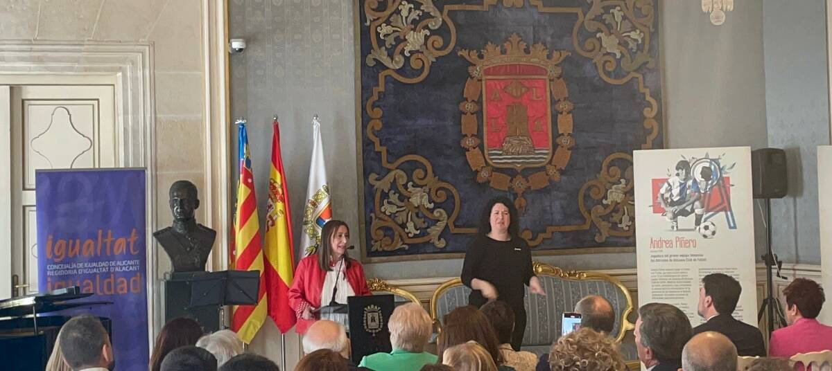 Andrea Piñero dando el discurso en el Salón Azul del Ayuntamiento de Alicante