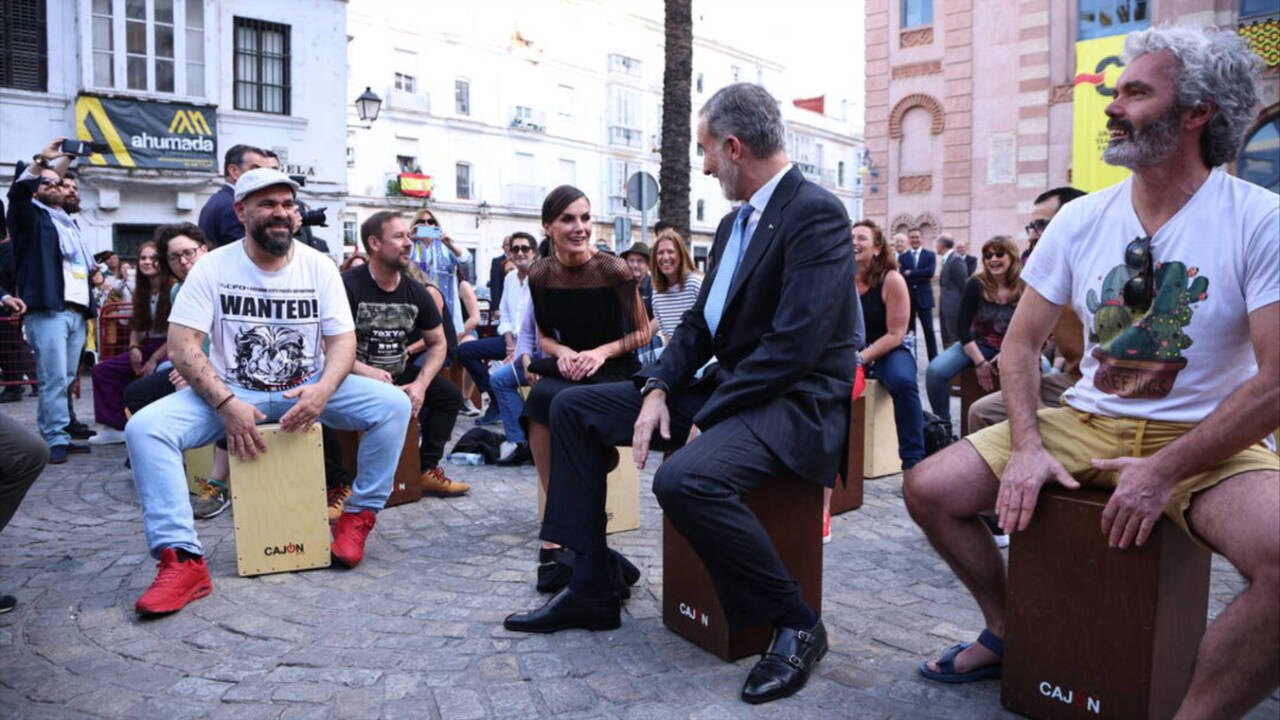 Los Reyes de España se unen a u n taller de percusión a las puertas del Teatro Falla (Cádiz).
