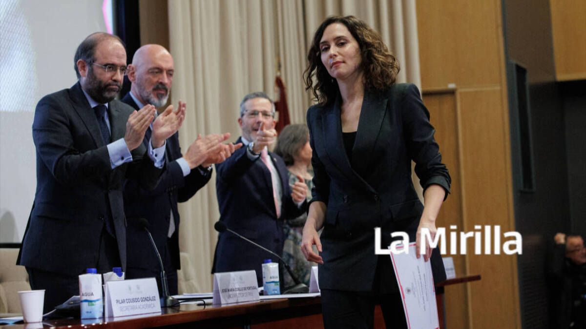 La presidenta de la Comunidad de Madrid, Isabel Díaz Ayuso, es aplaudida tras recibir la distinción de Alumna Ilustre de la Universidad Complutense de Madrid.