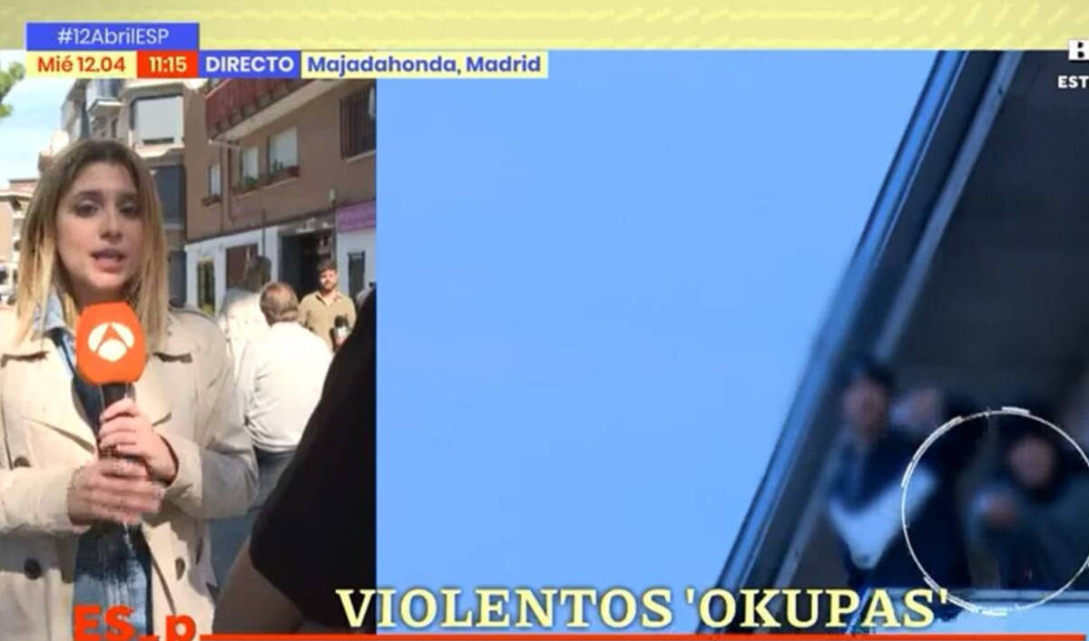 Los periodistas de Antena 3 durante una conexión. 