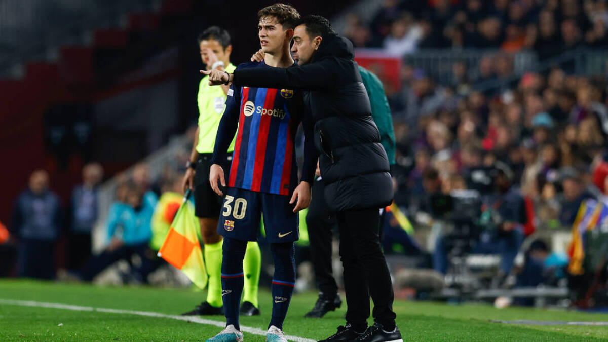 Xavi da órdenes a Gavi durante un partido del Barcelona.
