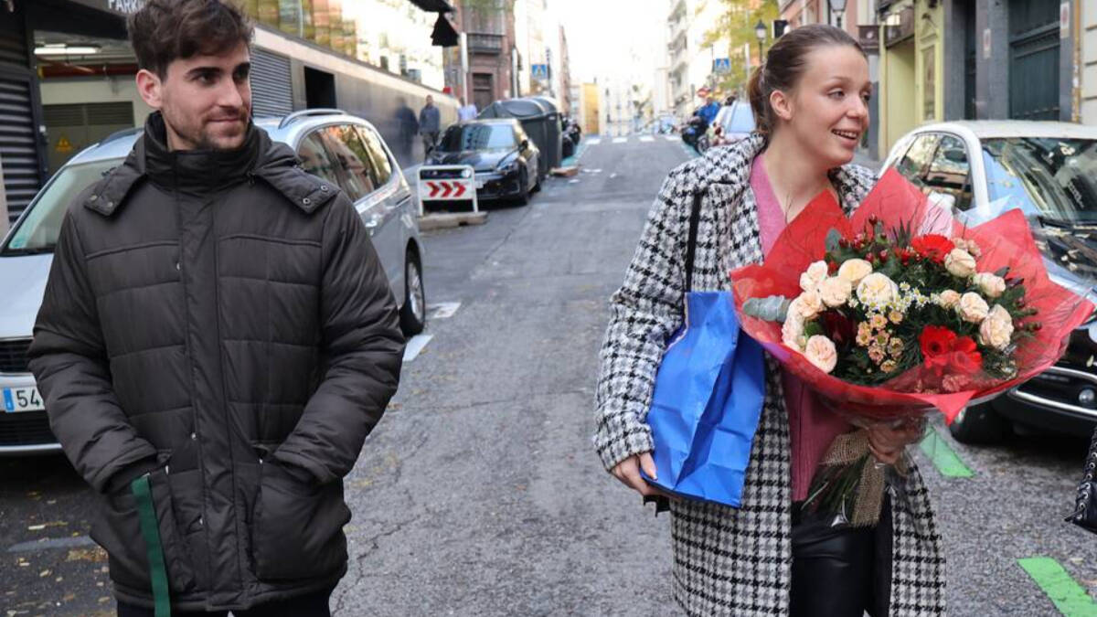 Zayra Gutiérrez saliendo de un restaurante junto a su pareja, Miki Mejías.

