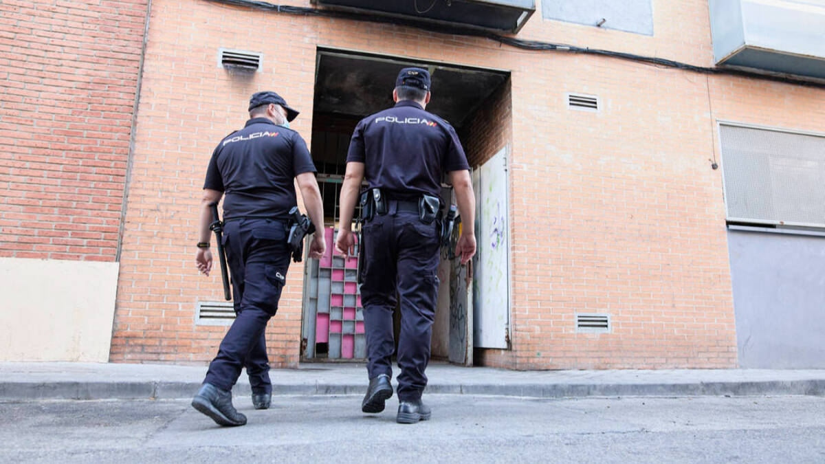 Agentes de la Policía Nacional entran en un edificio que estaba okupado en Madrid.