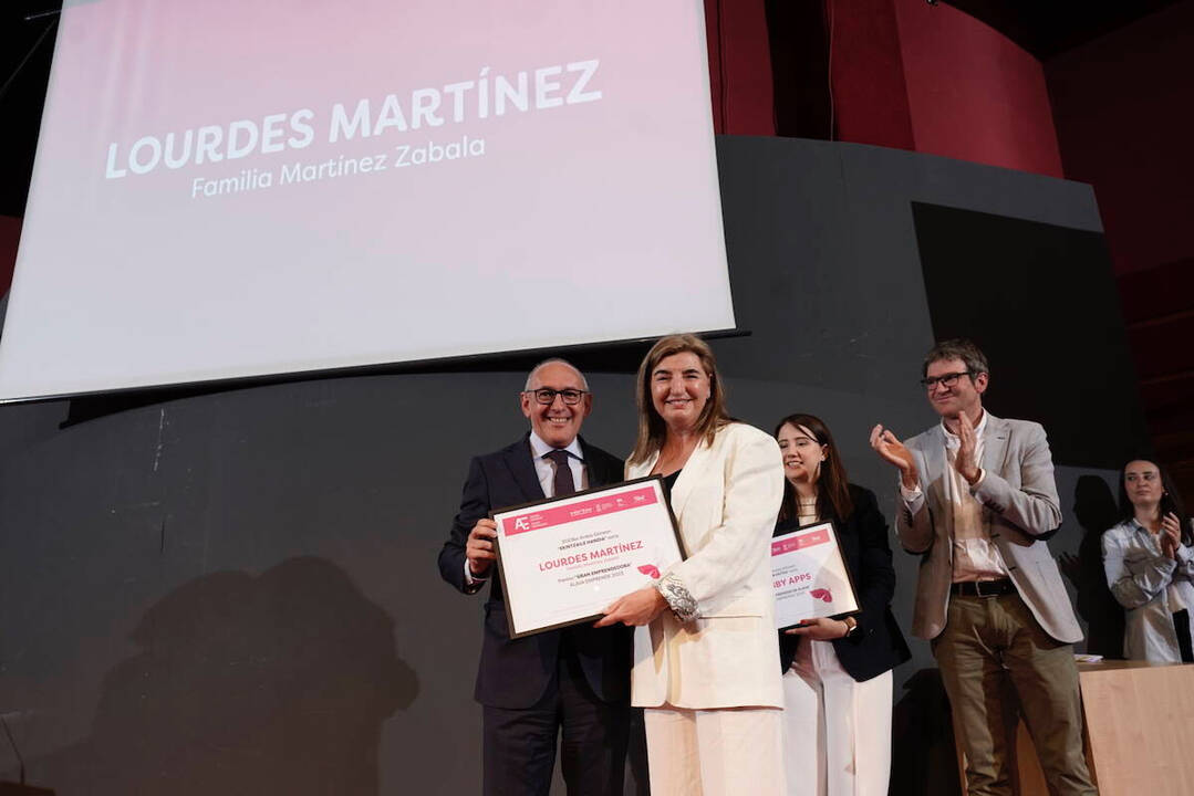Ramiro Gonzalez, diputado general de Álava, entrega el Premio Gran Emprendedora a  Lourdes Martínez Zabala.