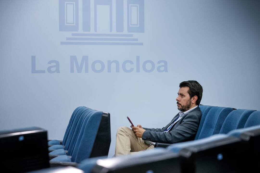 Ion Antolín, jefe de prensa del PSOE, en Moncloa.