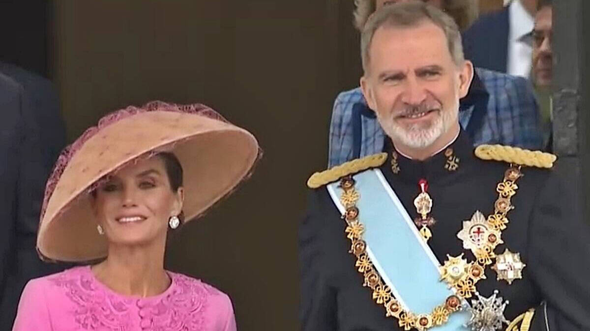 Doña Letizia, con un vestido de Carolina Herrera, junto a Felipe VI en la coronación de Carlos III. Europa Press.
