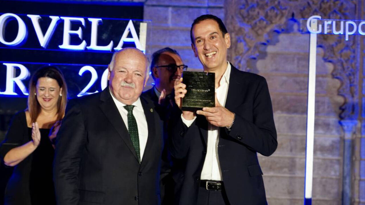 El escritor Roberto Santiago gana el XXVIII Premio Fernando Lara por su novela 'La rebelión de los buenos' y recibe el premios en Sevilla.