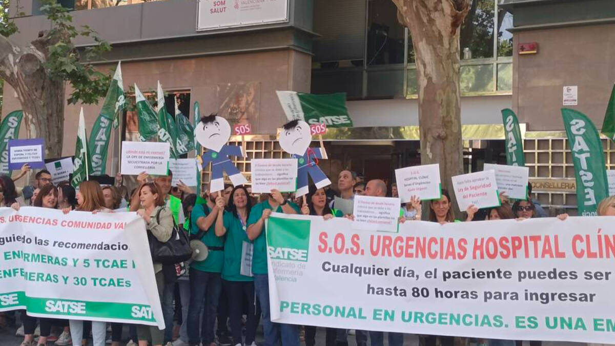 Concentración de enfermeros representando a todos los hospitales de la provincia de Valencia frente a la Conselleria de Sanidad.