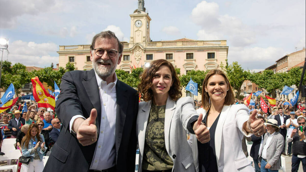 La presidenta de la Comunidad de Madrid, Isabel Díaz Ayuso (c), el expresidente del Gobierno de España, Mariano Rajoy  y la candidata del PP a la Alcaldía, Judith Piquet.